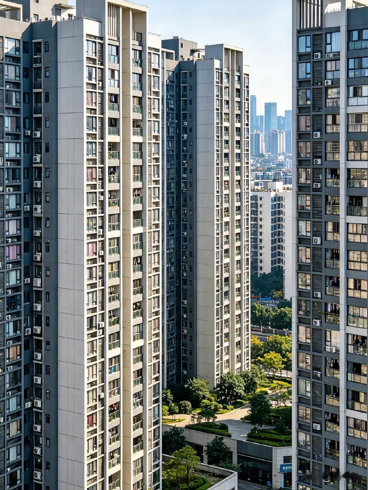 很多人觉得，房价涨不涨看的是供需，这个逻辑在商品房改革初期没问题，但对现在的楼市