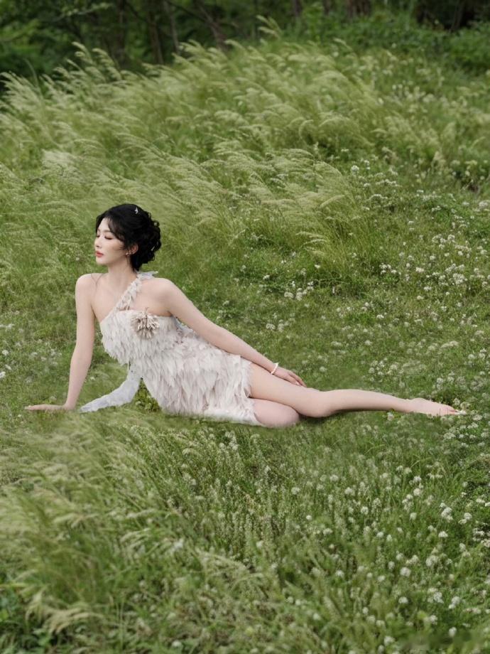 孔雪儿花仙子睡前总要翻几遍孔雪儿的绿野写真才肯睡觉，软乎乎的脸蛋带着天然娇媚，