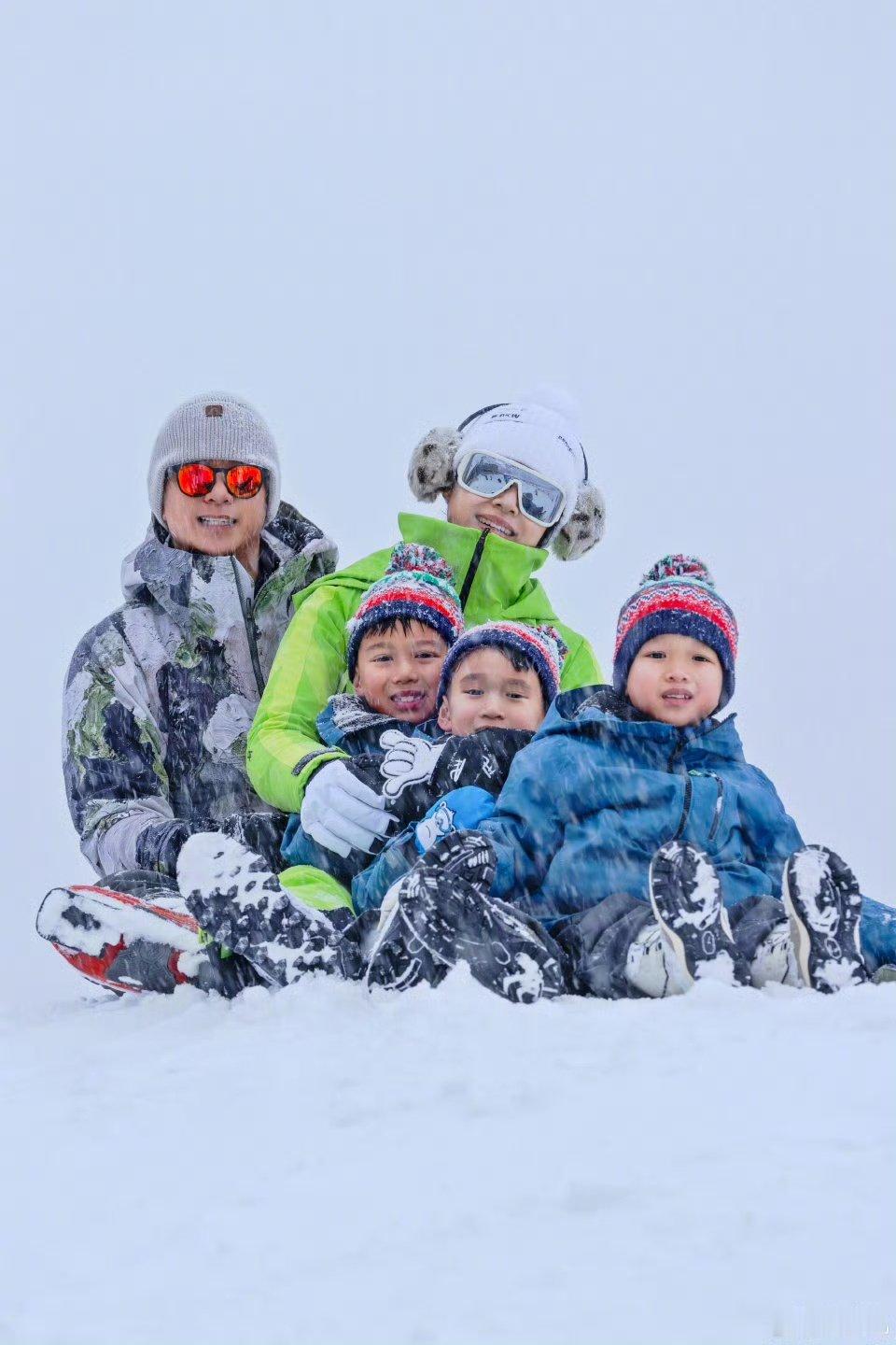 胡杏儿晒全家圣诞滑雪照胡杏儿晒全家滑雪合照胡杏儿晒全家圣诞滑雪合照