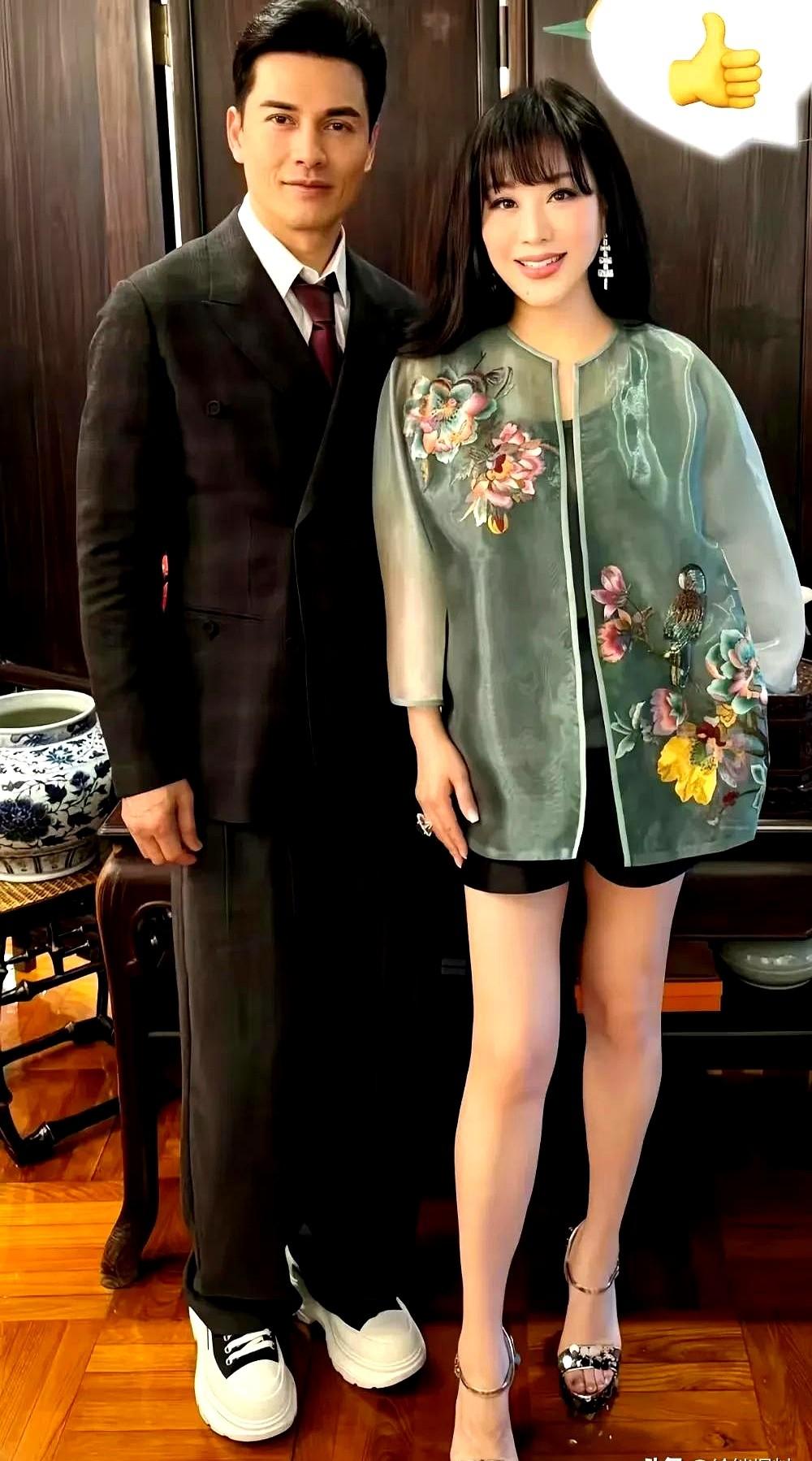 家人们谁懂啊！刷到吕良伟和老婆的合照我直接瞳孔！这哥明明下个月就70大寿