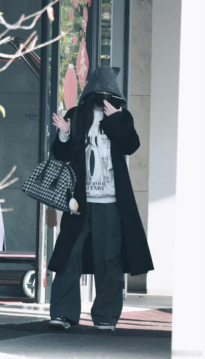 今天杨幂亮相上海机场，她这回走运动风路线，看起来年轻又时尚，气质超好。杨幂里