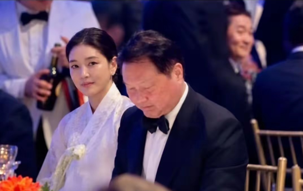 这位“汉南洞夫人”金熙英尽管没有名分，也不再年轻，年过半百的年龄依然让人眼前一亮
