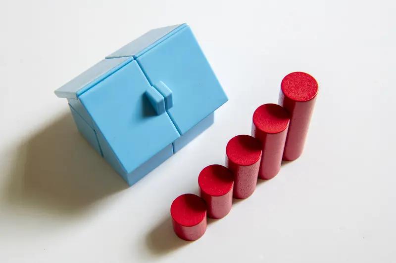 现在的年轻人不买房，原因可太多了。就说房价，2024年北京郊区房价每平还在6万上