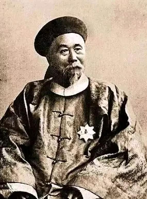 “给他们挂上去！”1958年，众人将李鸿章夫妇的尸体挂在拖拉机后面，在街上游行