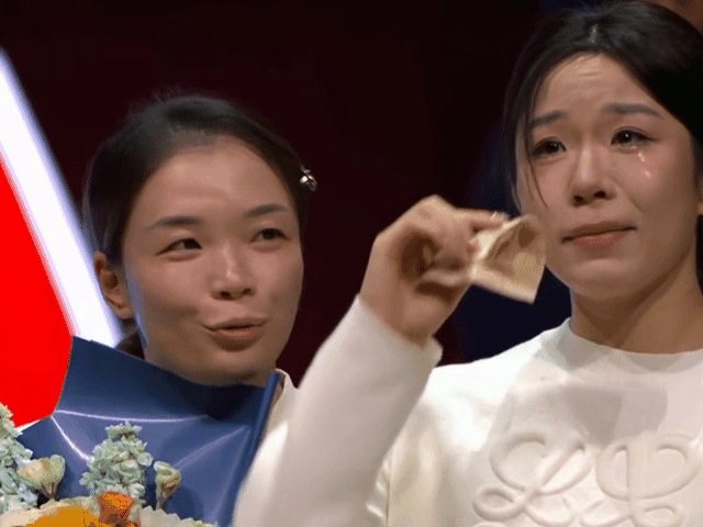 太刀人了[哭哭]原来昨晚的退役仪式上，陈清晨也哭了啊[哭哭]我以为就贾一凡哭得最