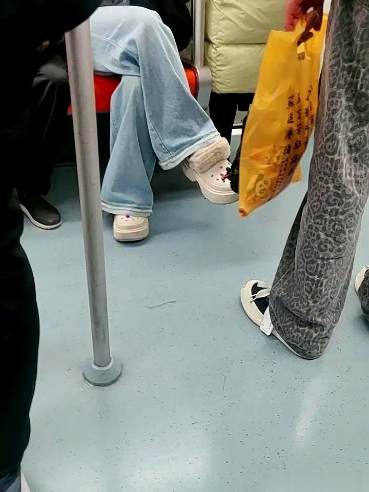 “一个月就挣那一两万块钱，开会吵什么？至于吗？”这话，据说是我们老板背地里说的