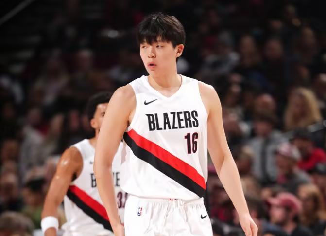 开拓者客战马刺，赢球概率不足20%，杨瀚森首个机构的征程即将结束。明天上午，