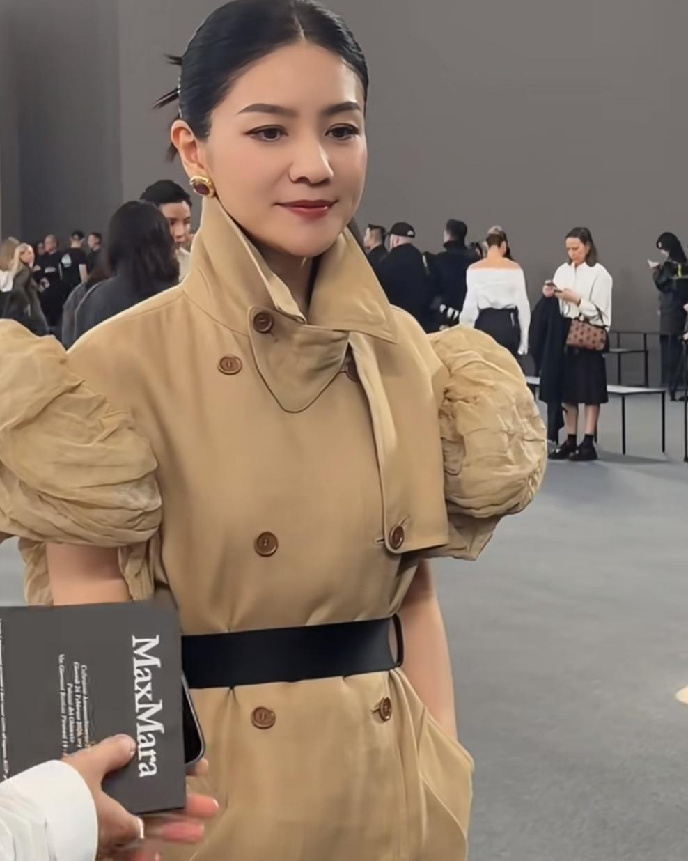 49岁，她一个眼神炸翻全网，不是年轻脸蛋，是骨子里的狠劲。卡其色风衣一披，低发