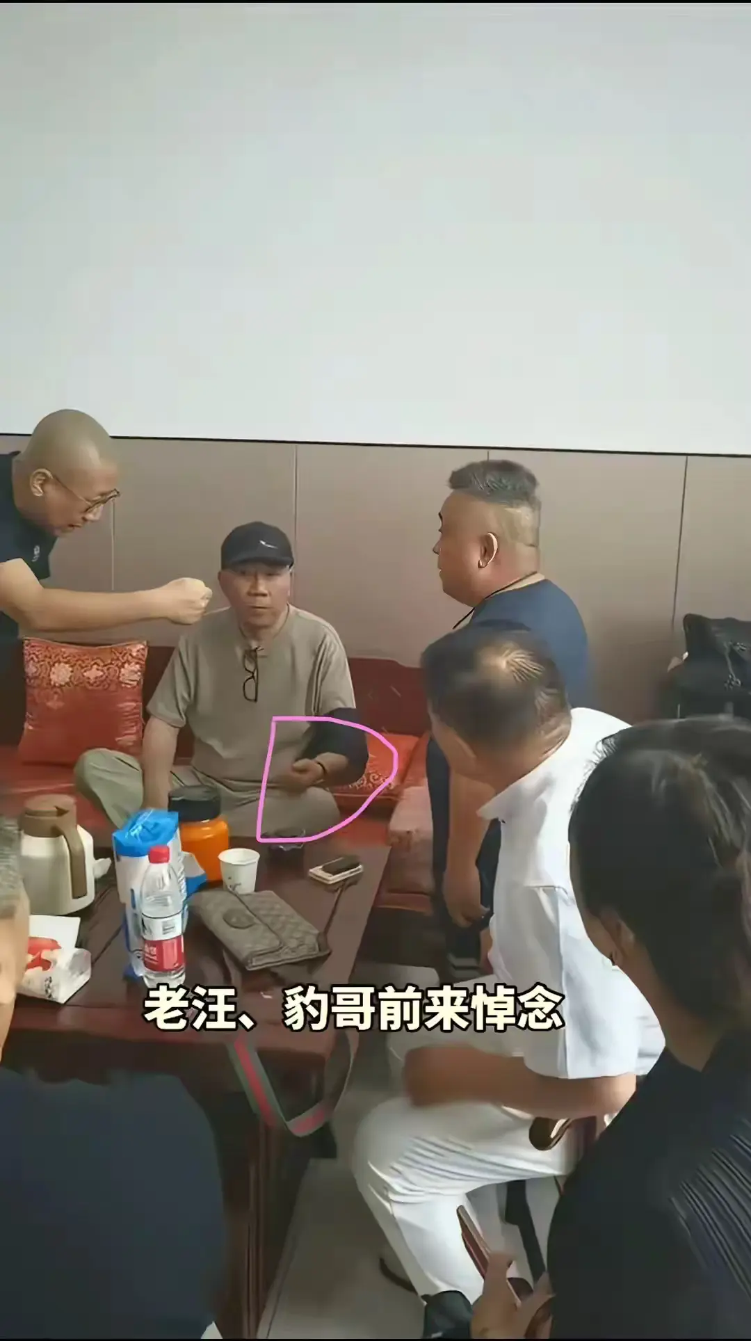 父亲杨少华走了，儿子杨议不在大堂待客我理解，不跪着谢礼我也能理解，但是在