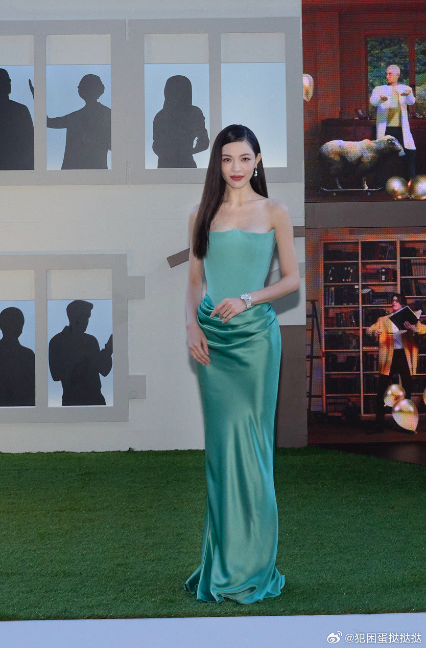 钟楚曦绿裙裙子的剪裁完美勾勒出她曼妙的身姿，在灯光下泛着柔和的光晕，更显得她肌肤