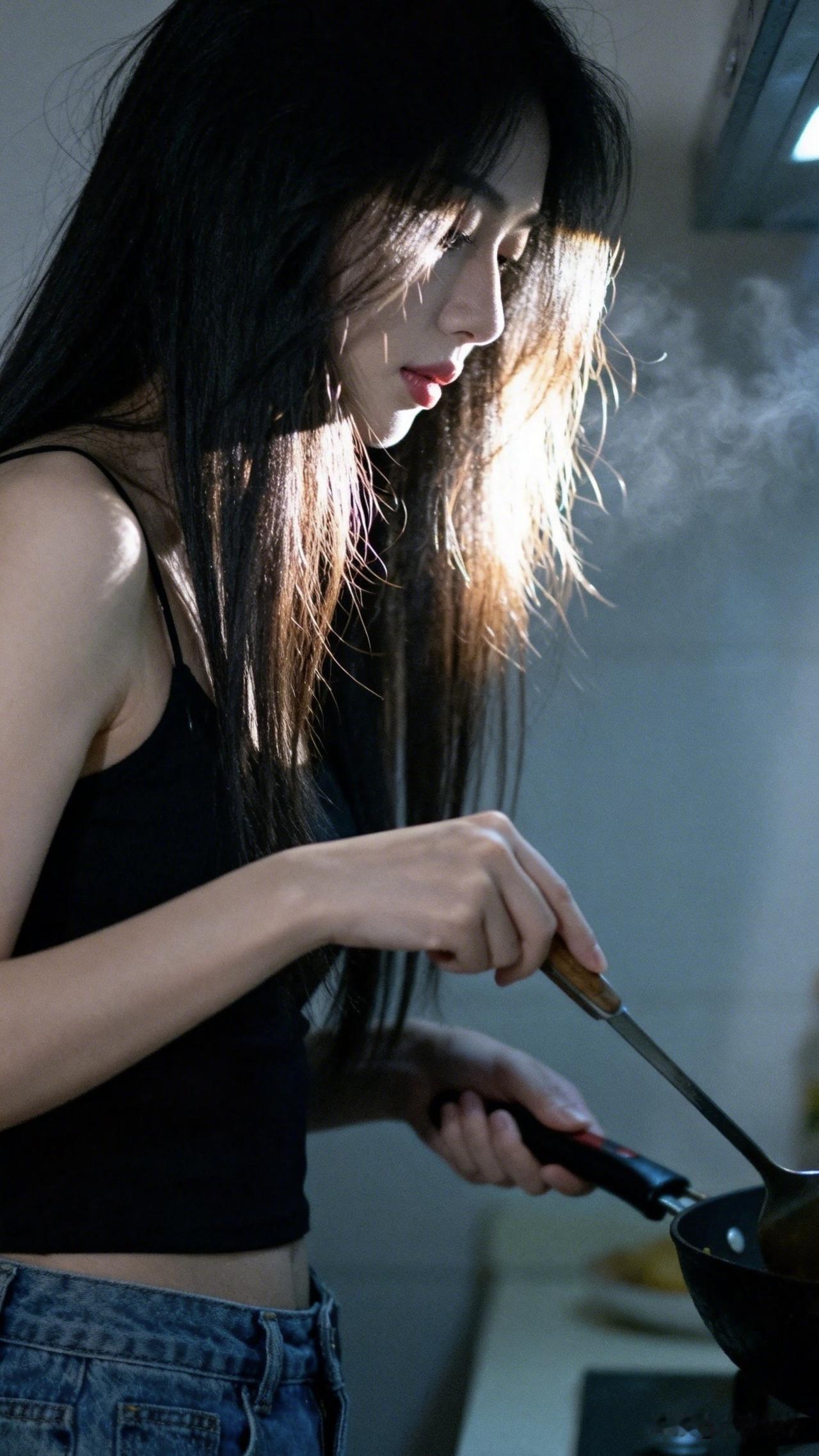 ：别以为长得好看的女人都只会点外卖，正所谓自己动手丰衣足食，上得厅堂下得厨房的好
