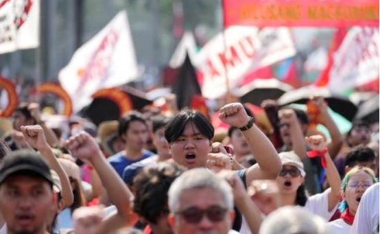 “彻底乱了”！菲律宾终于被美国害惨了！马科斯没想到跟随美国后果这么严重！新华社消