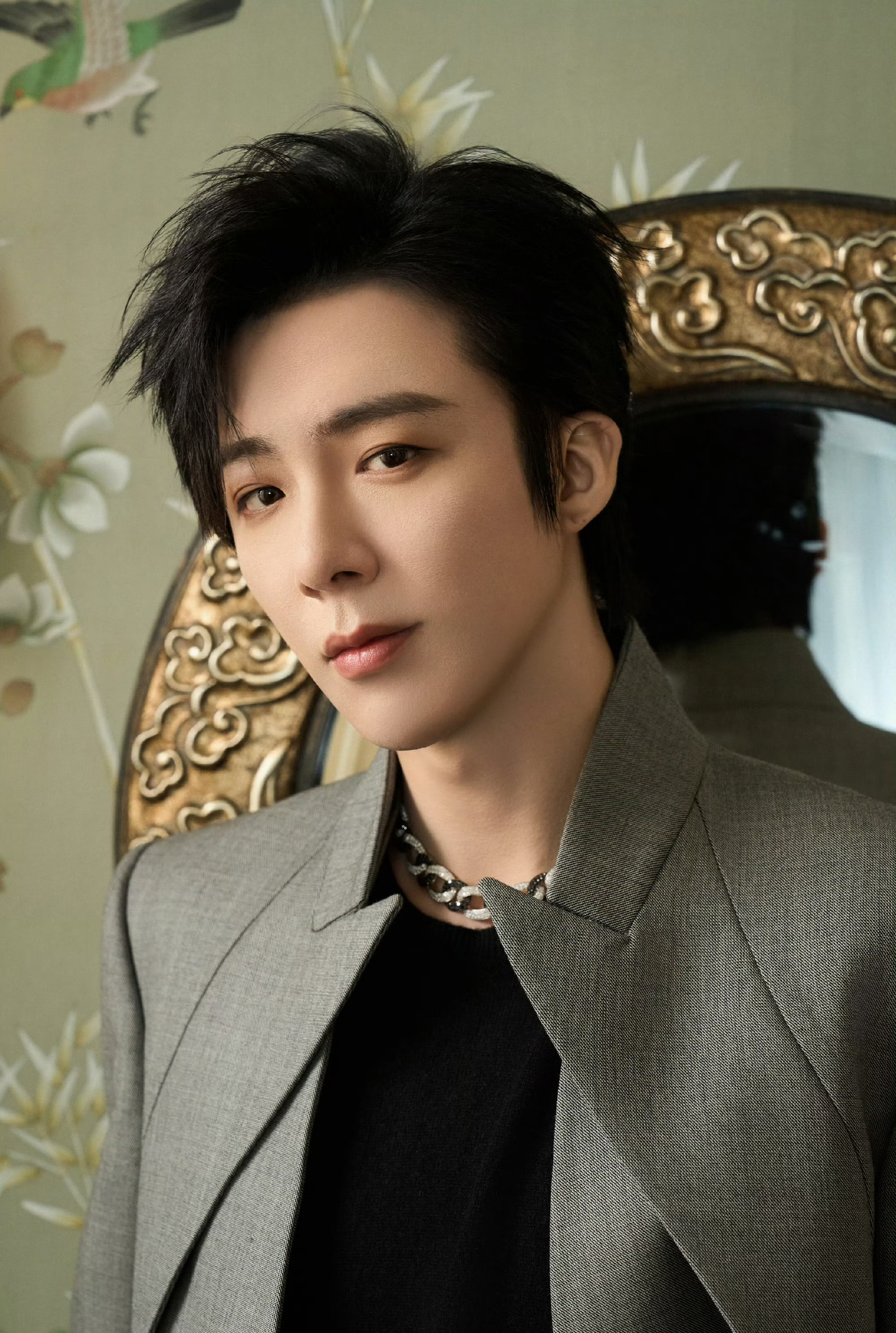 刘宇宁能让这么多人“飞蛾扑火”，根本不是临时起意，而是大家看着他一路走过来。出身