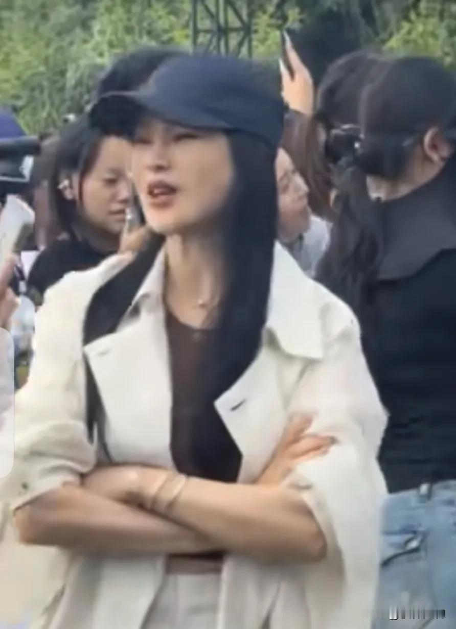 伊能静也是给儿子恩利加油，进入前台VIP区域，抱着手臂像领导视察。再看王菲，没有