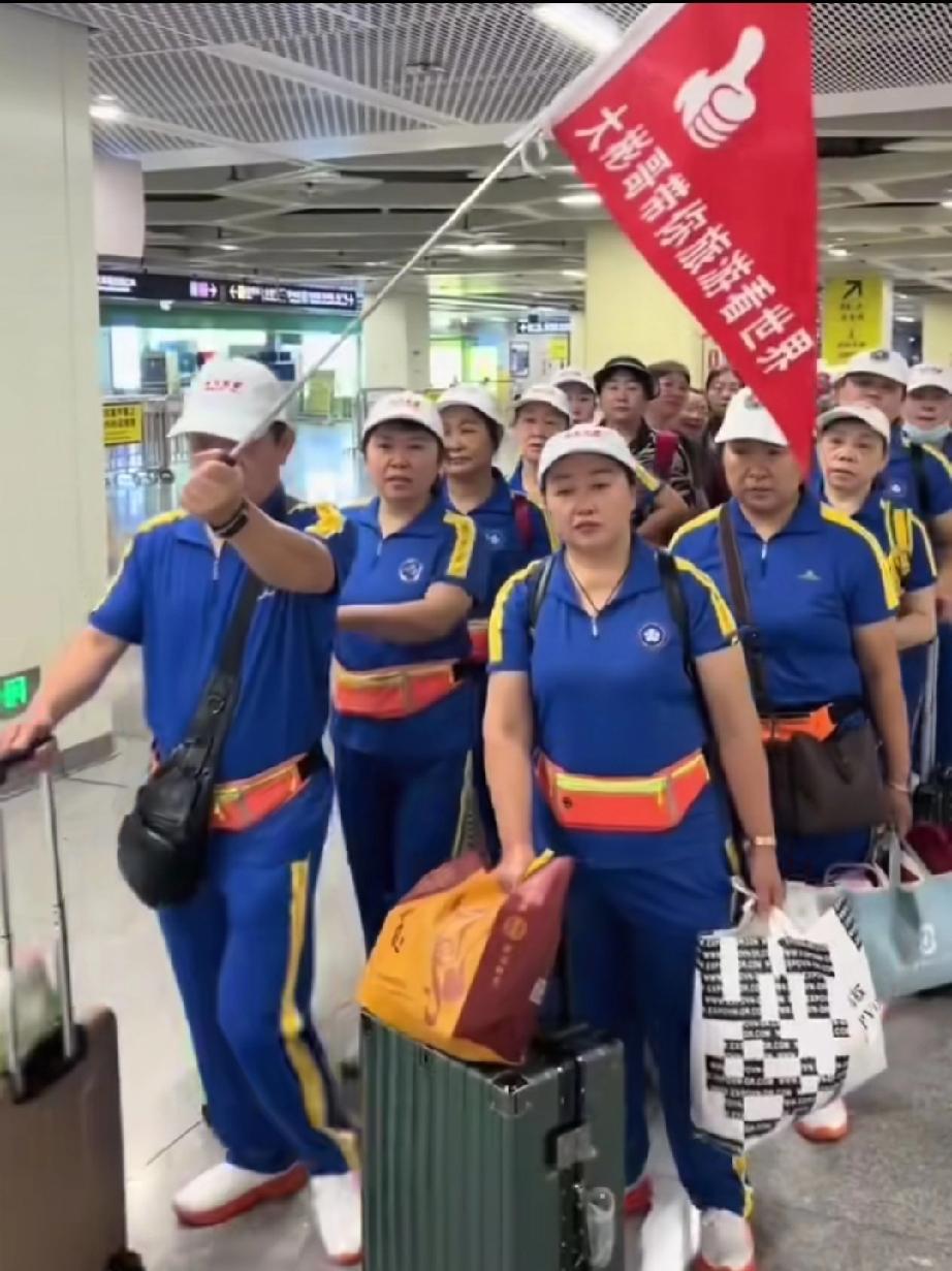 大陆暴走团，组团登陆维多利亚港。这一道靓丽的风景线把老外都给整蒙圈了……网友吐