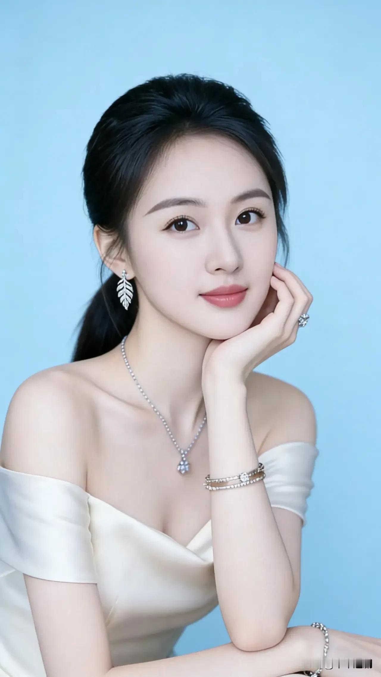 浅蓝背景衬着缎面的温柔，银饰的细碎光芒揉进眉眼，是藏不住的优雅与灵动自然美女图
