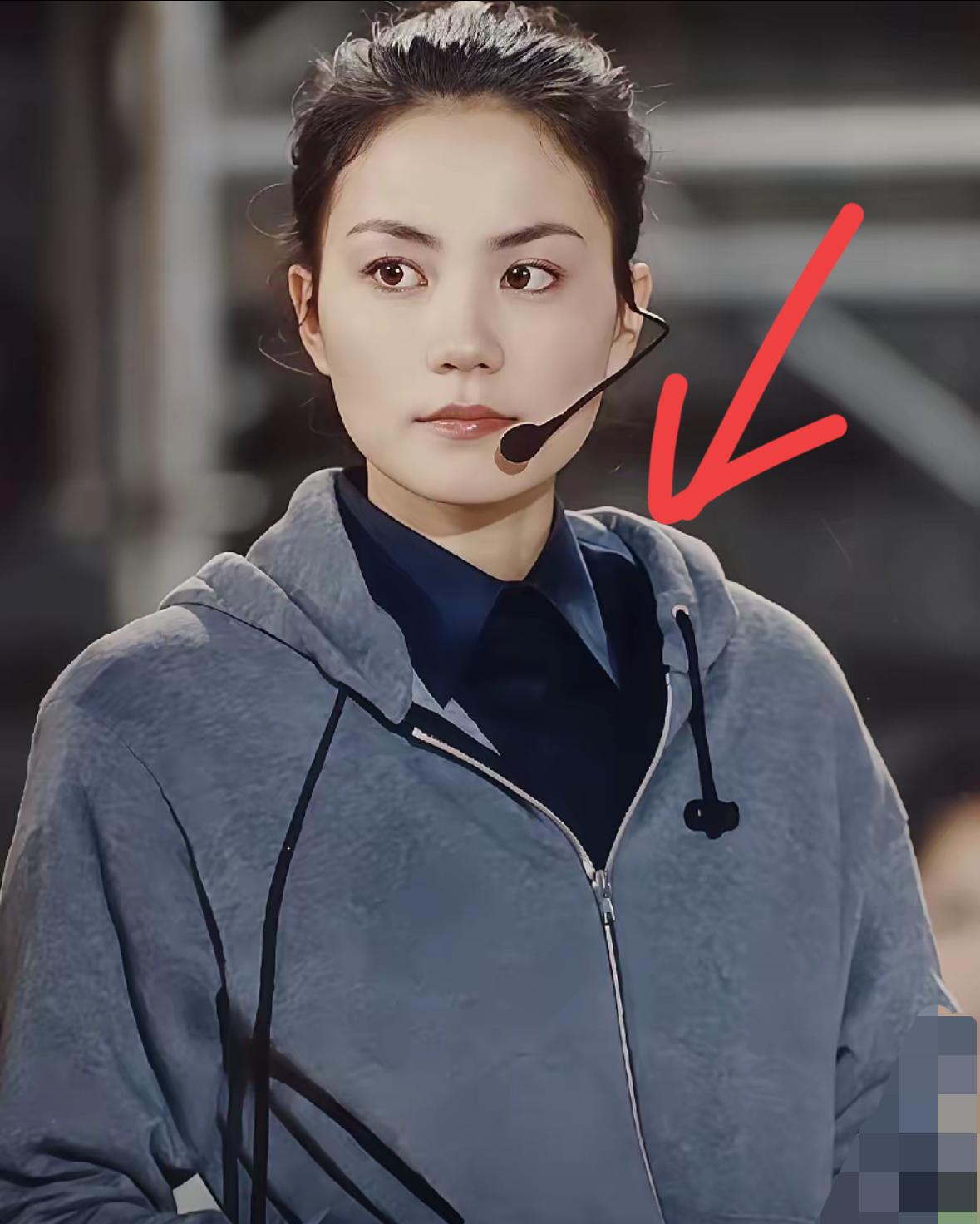 主持人问王菲：“你喜欢在外面吃饭还是家里吃饭？”王菲说：“家里，我最喜欢在家吃饺