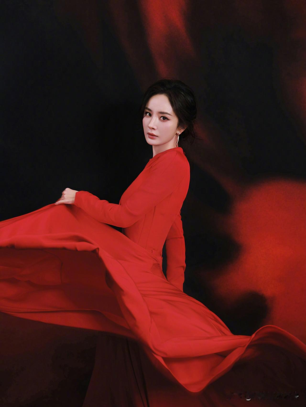 杨幂，稳坐时尚圈宝座!1月15日，杨幂亮相雅诗兰黛深圳活动现场，身着Jul