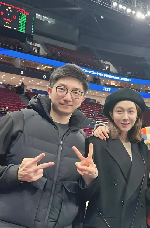 哇塞，原来姜妍的老公长这个样子！有一种清清爽爽，很斯文又知识渊博的感觉，谈不上是