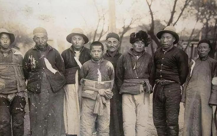 1950年，商县百姓一提周寿娃，腿肚子都转筋，这人靠卖糖起家，手里沾的血比丹江的