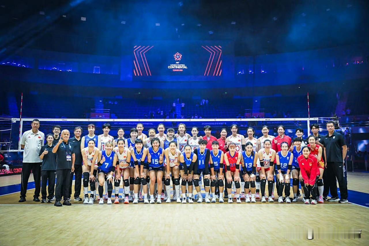 两岸女排一家亲。中国女排在亚锦赛小组赛最后一场比赛中以3-0击败中国台北女排，胜