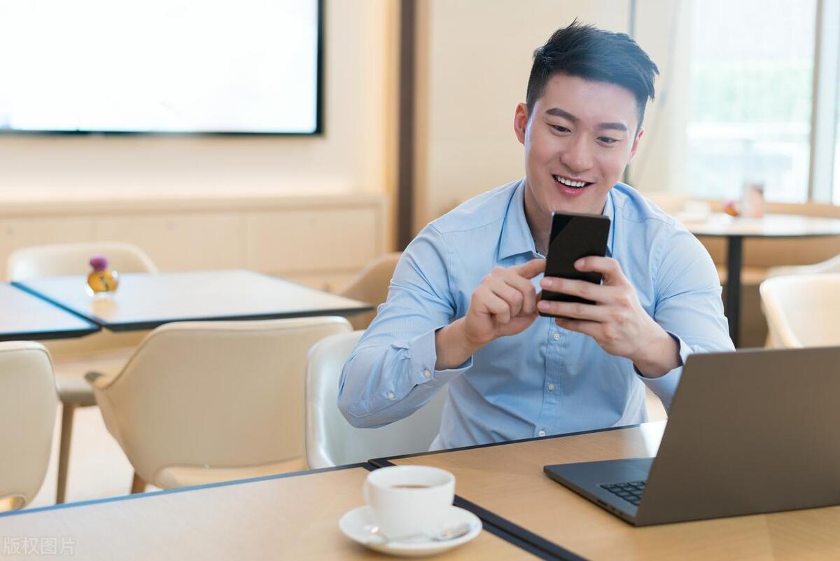 我一个同学结婚9年，她老公婚后幸福肥了7年，前段时间一见，现在竟然瘦了，人也变帅