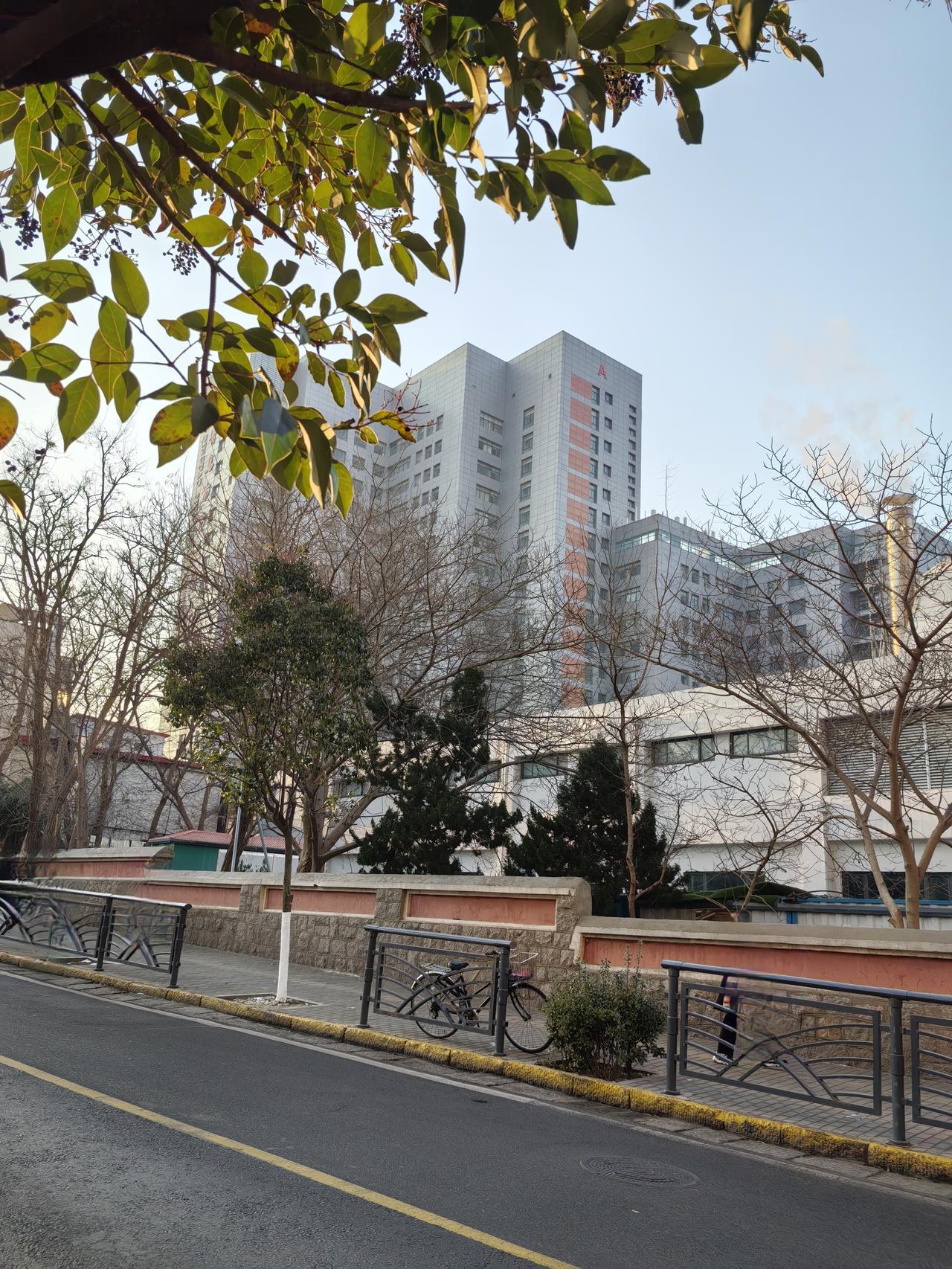 我发现了一个去医院的秘密:医生和你说的话越少，你就越安全。今天一大早去做了