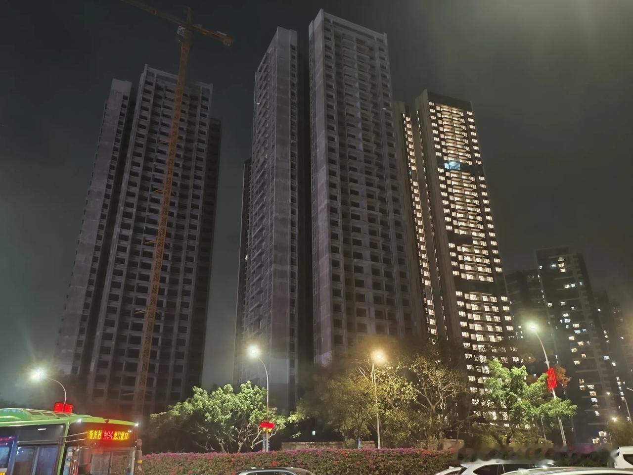广州南沙进港大道旁的这座在建小区，又有楼房要交付了。夜晚通电测试下，灯火通明的效