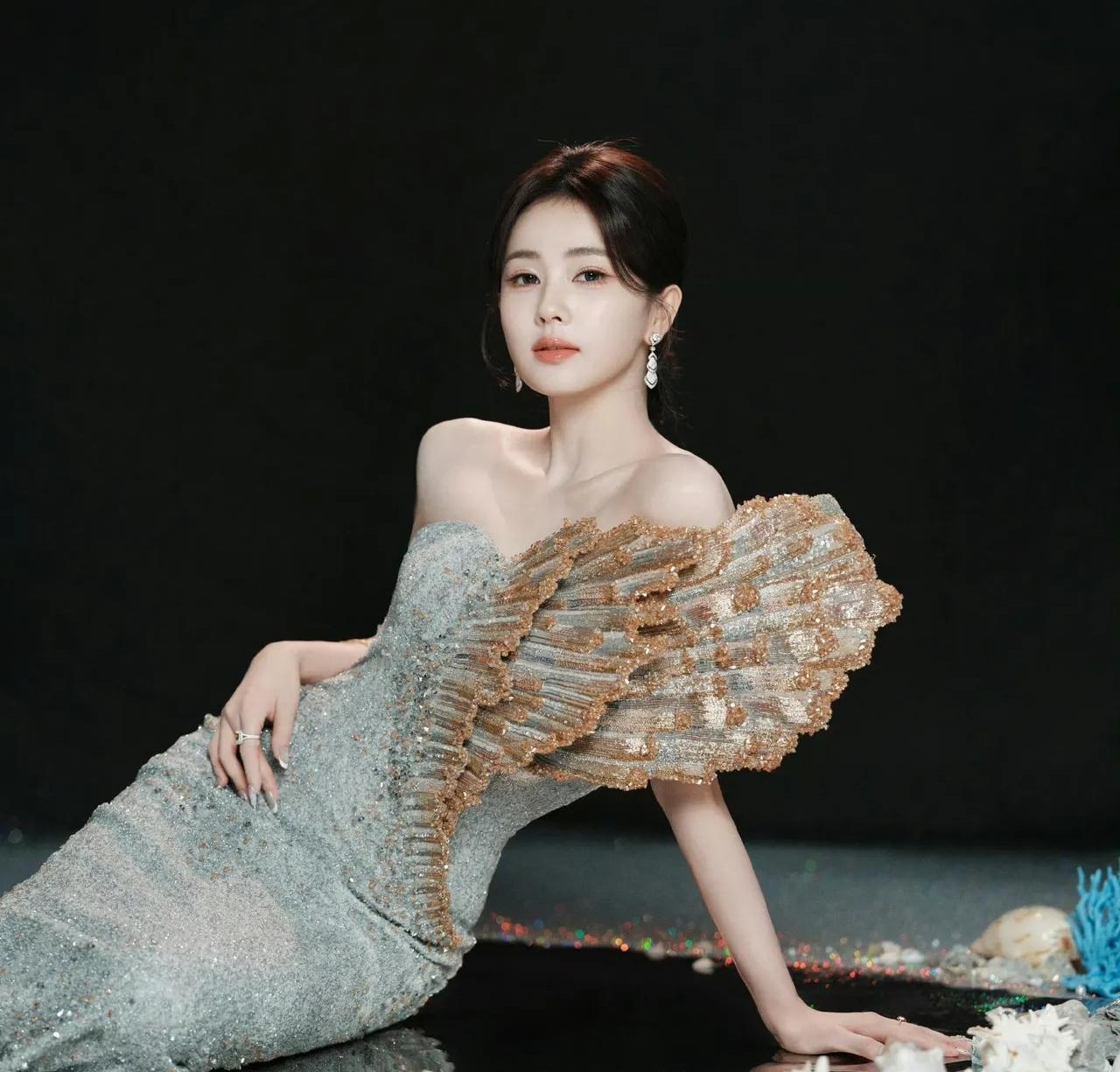 白敬亭这趟盛典可真是没白去。人在座位上坐，热搜从天上来。起初一帮人盯着白