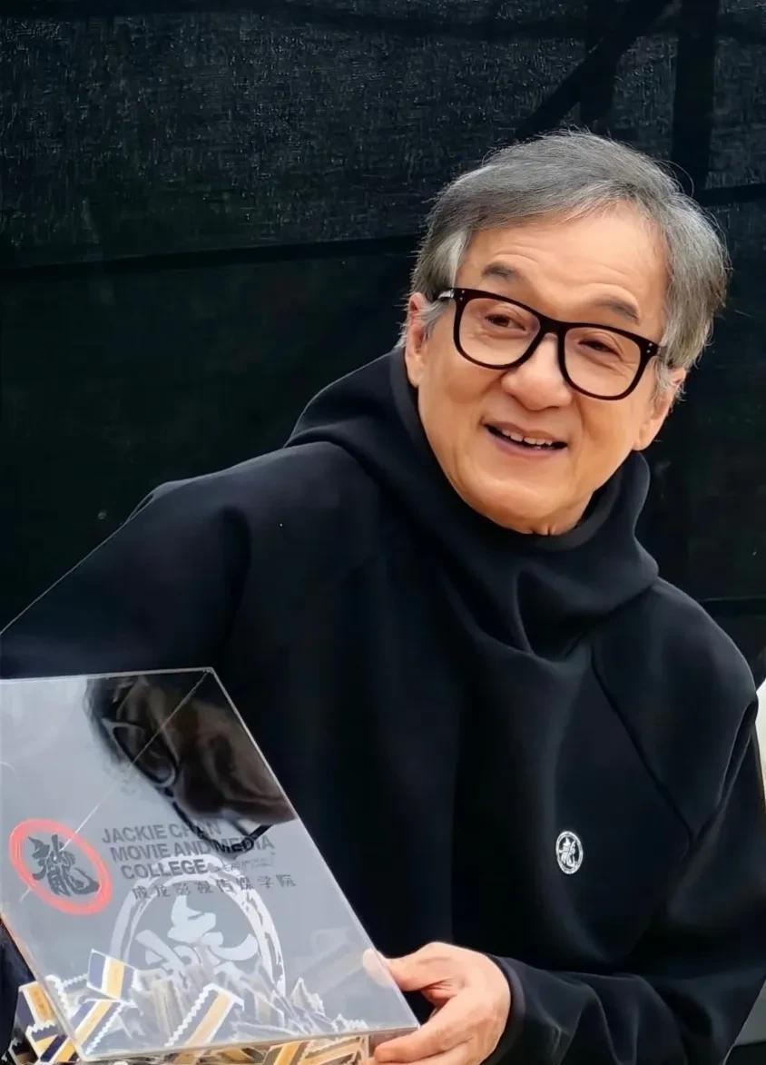 成龙不用微信，说最没用，李健揣着用了十年的诺基亚按键机，没换过。俩人都拒用智能