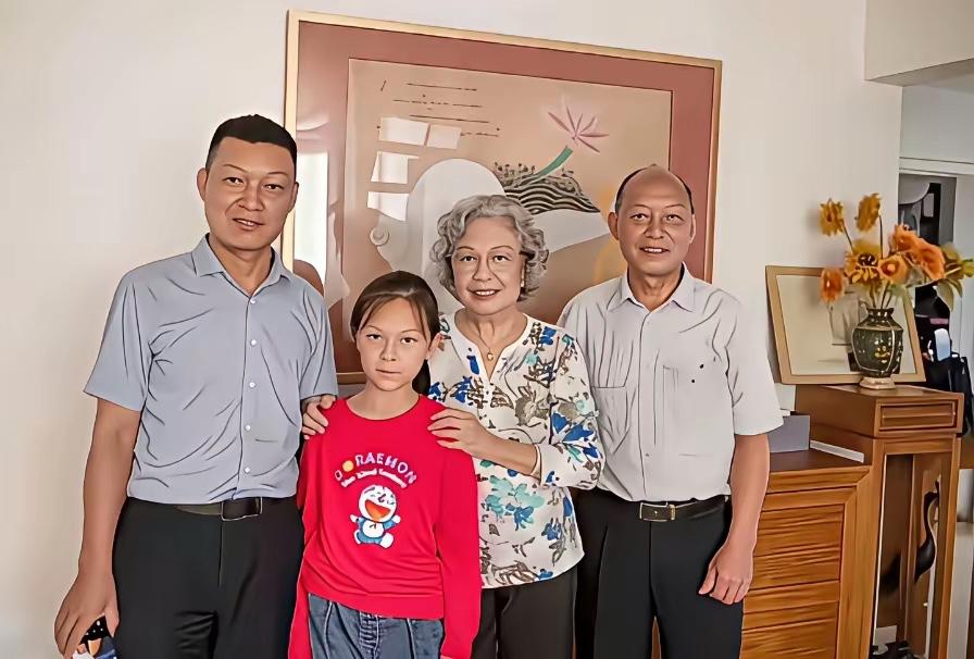 2021年9月北京，陶斯亮在家中与井冈山亲人拍下一张合影。陶斯亮是曾志之女，侄子