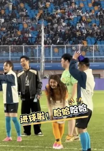 运动天赋还是有的乒乓球暂时不打了踢足球也不错进球后笑弯了腰陈梦这涉猎广