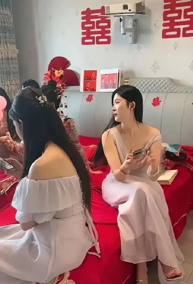 山西婚礼现场，伴郎抬头一看伴娘竟是前女友，整个人当场僵住。宾客还在起哄让他们配