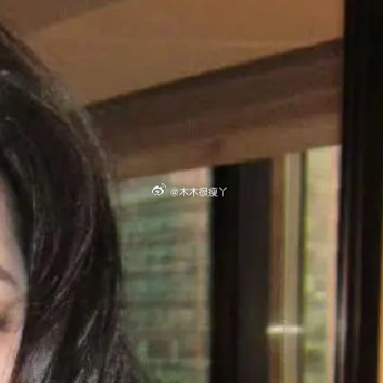 🕶️关晓彤酷感自拍黑西装衬得气场全开，大波浪卷发慵懒又精致，指尖捏着墨镜轻咬