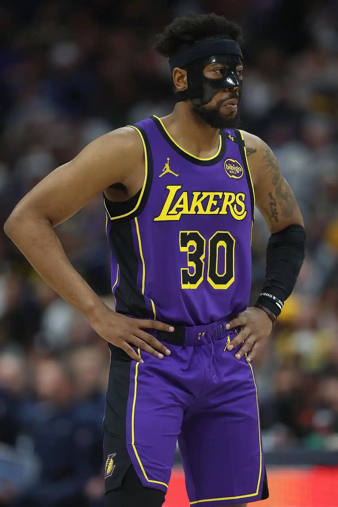 古德温这可是湖人放弃的球员，却在太阳打出来了。古德温在战勇士的生死战中，防守的还