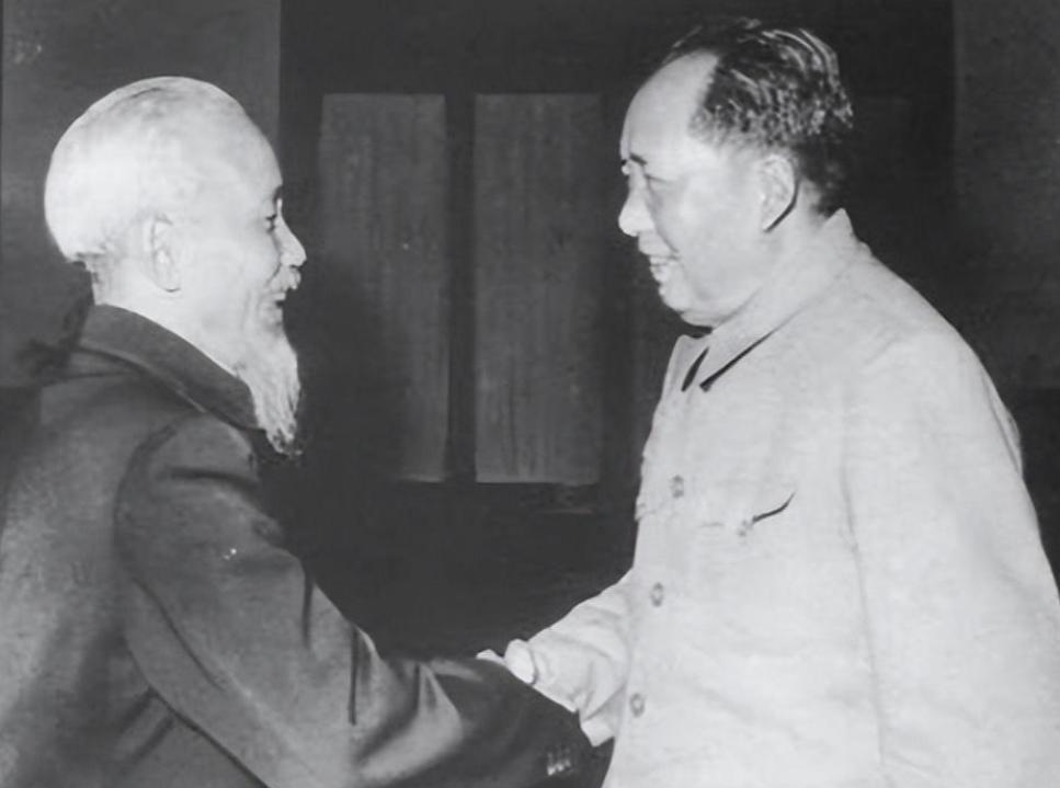 1965年胡志明提出互换拐杖，毛主席却第一时间拒绝：换不得换不得“1965年1