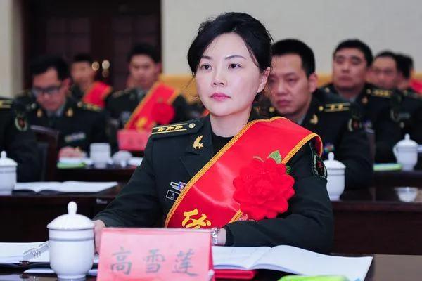 高雪莲的父亲是高明诚烈士，生前是西藏军区某边防团团长，还是一等功臣呢。他驻守高原