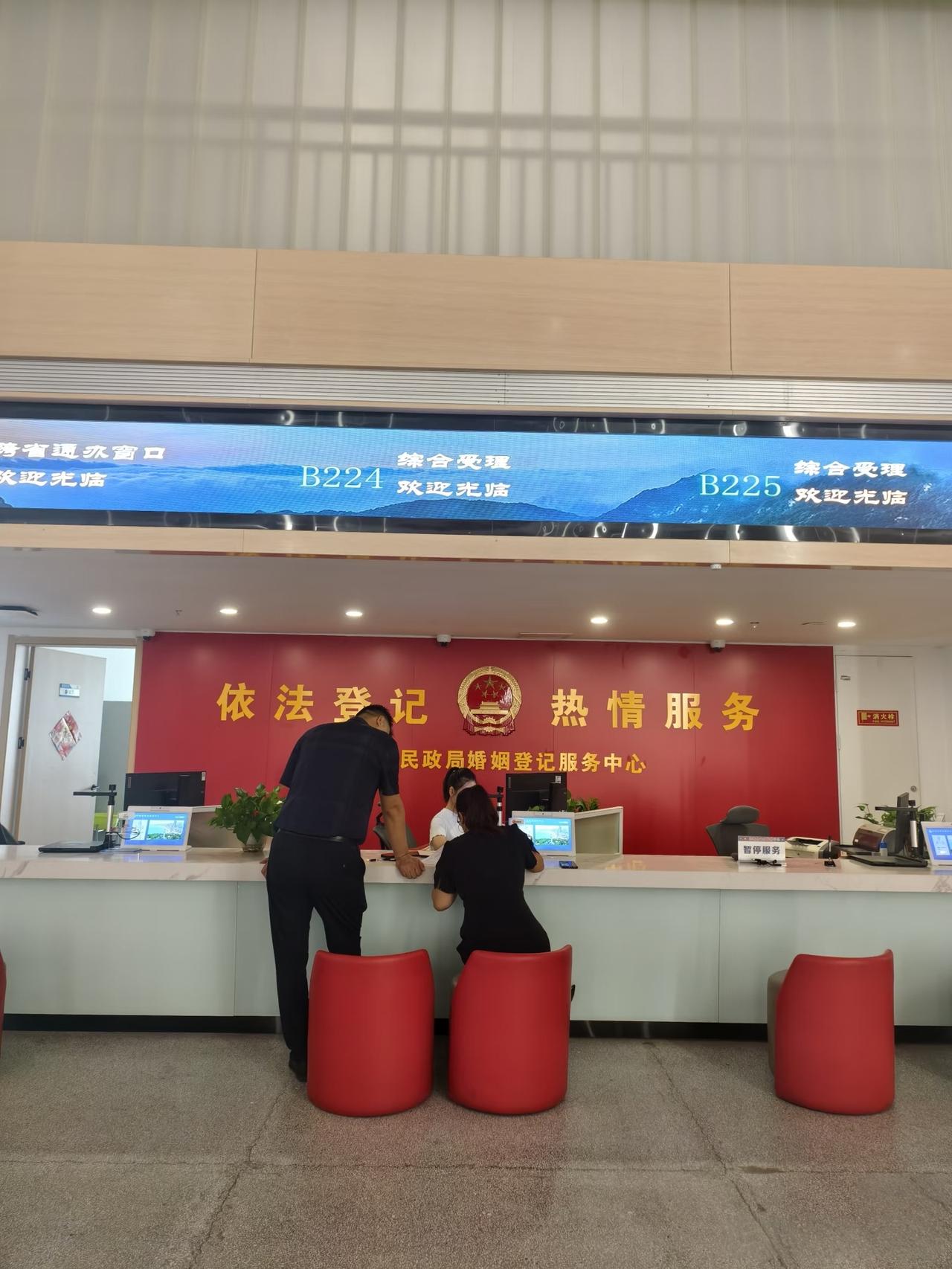 在民政局上班的姑姑告诉我40岁以上来离婚的，工作人员基本不劝和。我姑姑说，
