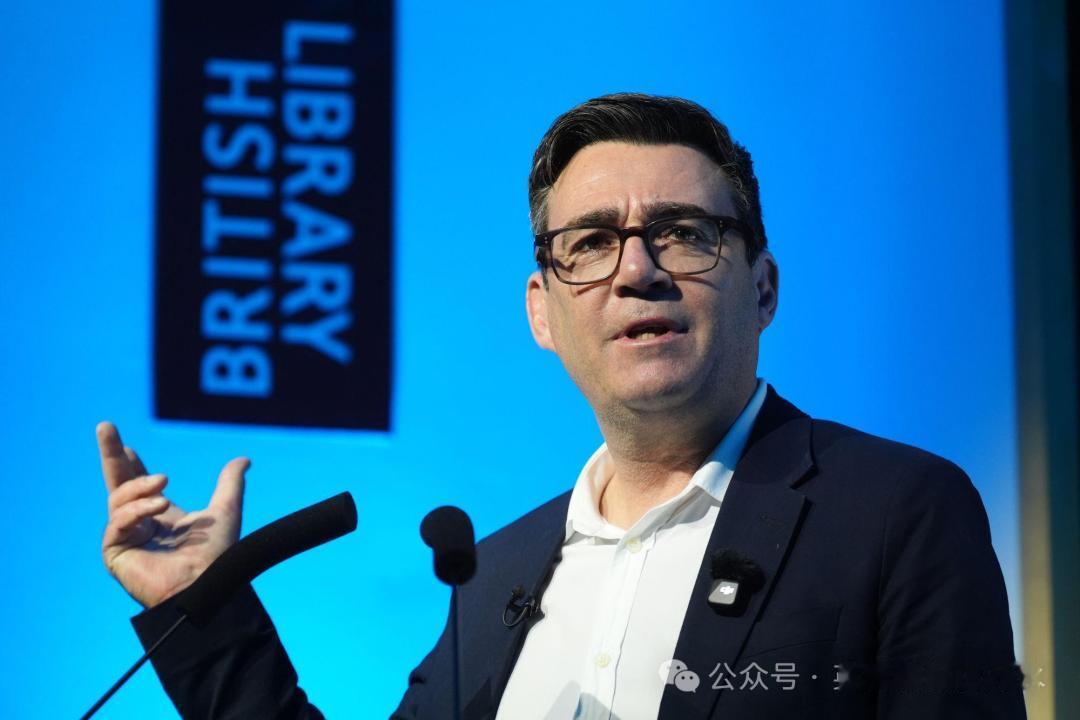 英国首相斯塔默站在唐宁街10号门外，用47秒的时间对着镜头念完了辞职声明：“我的