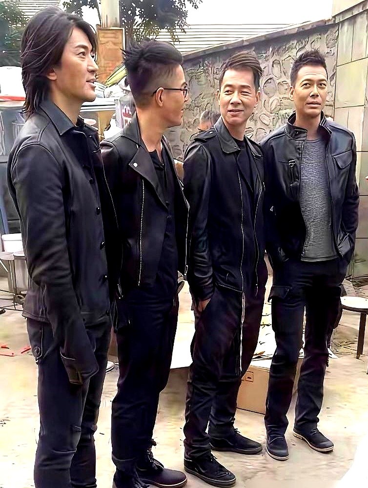 当年多少人去纹过肩龙，却不知道陈浩南的长发是被逼出来的。郑伊健拍古装剧，搭档天天迟到，头发越长越长。