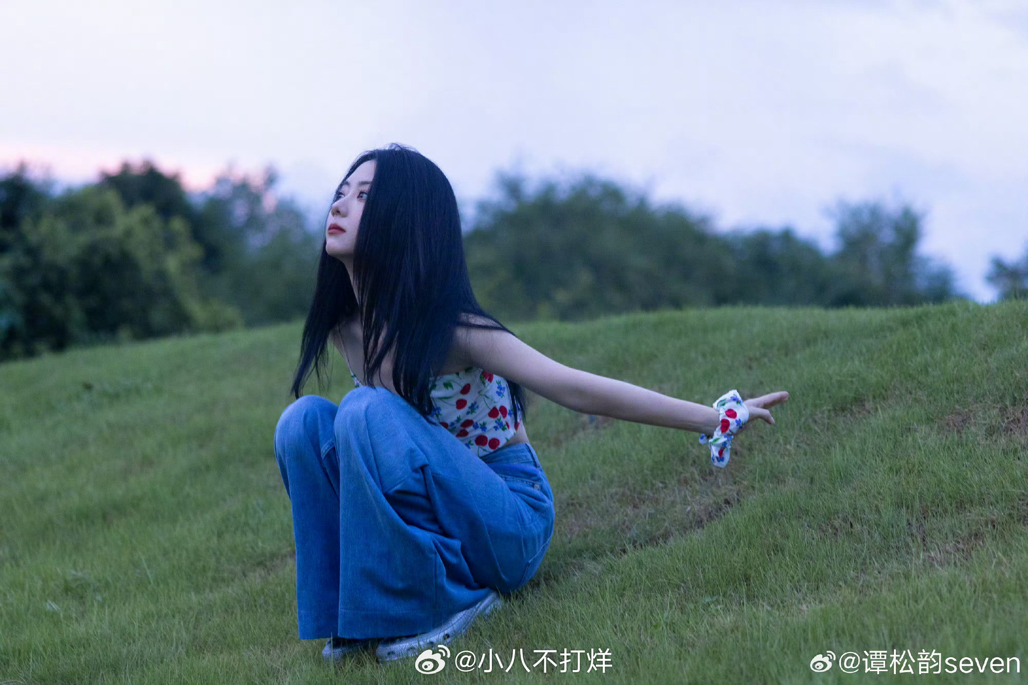 谭松韵吻花怎么美成这样啊！😖😖😖被微风偏爱的发丝，黑长直更增添