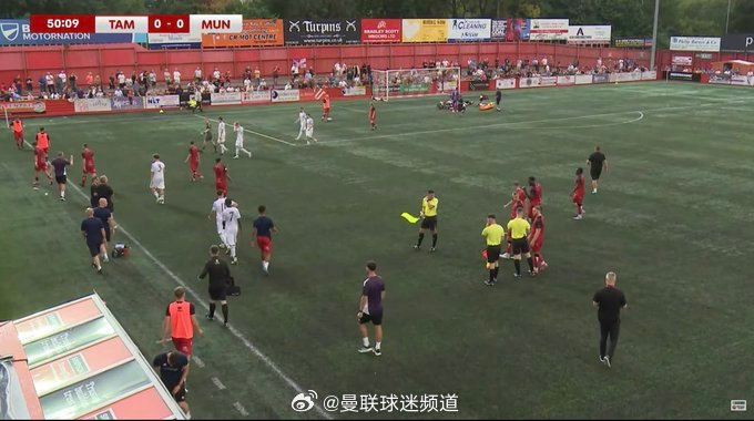 在英协联杯曼联U21客战塔姆沃思的比赛中，19岁的科内在防守角球时头部遭遇严重伤