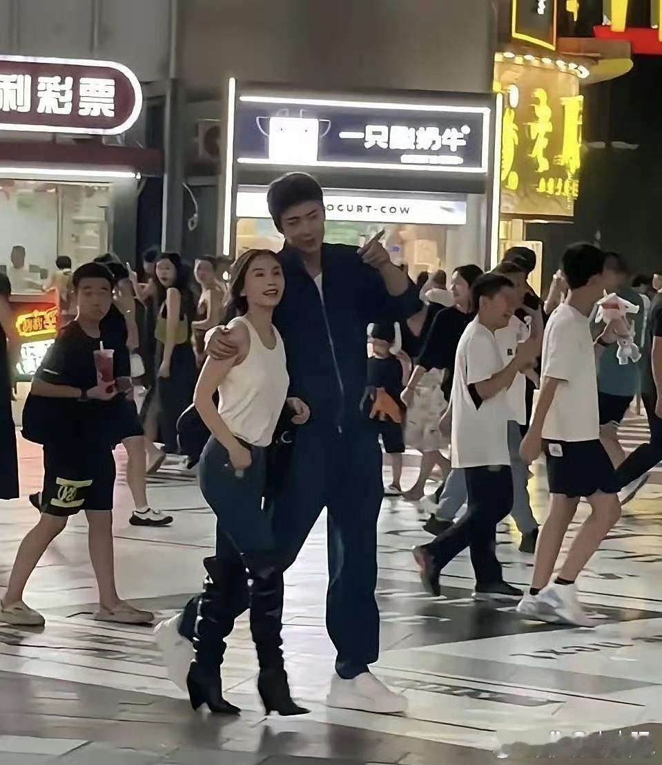 王子文旁边的人是刘宇宁吗，他俩这身高差确实大点​​​
