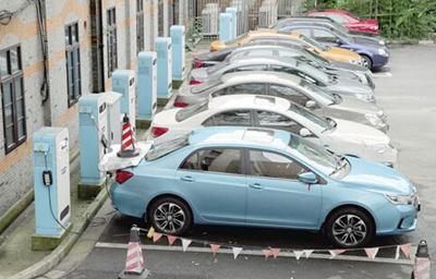 买车安全指南。轿车比SUV安全，SUV比越野车安全，越野车比mpv安全。如果