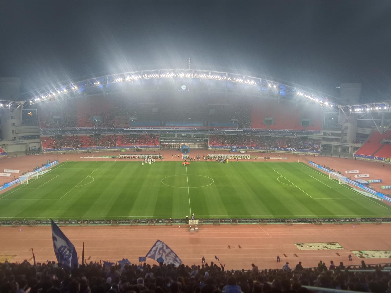 武汉三镇输的不冤，莫拉像个新兵蛋子！今晚2万7千人的武体中心，锣鼓喧天，武汉