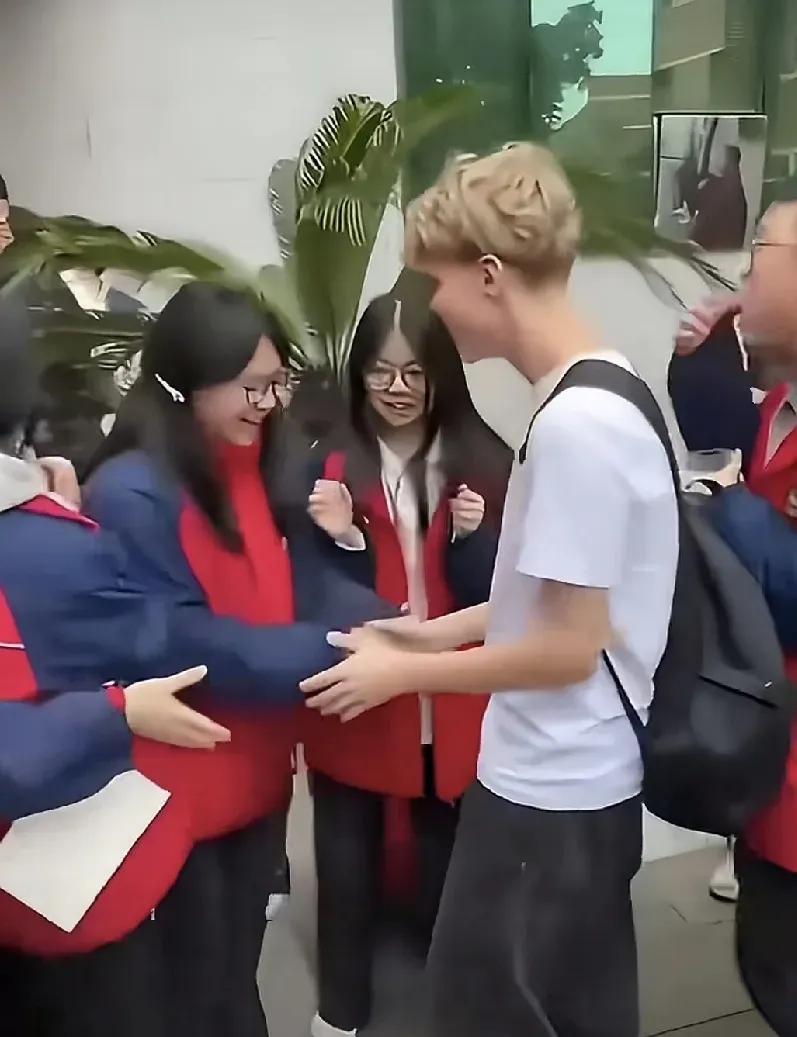 太痛心！福建中学一幕彻底暴露教育最大漏洞：孩子骨子里的自卑，太可怕了看完福