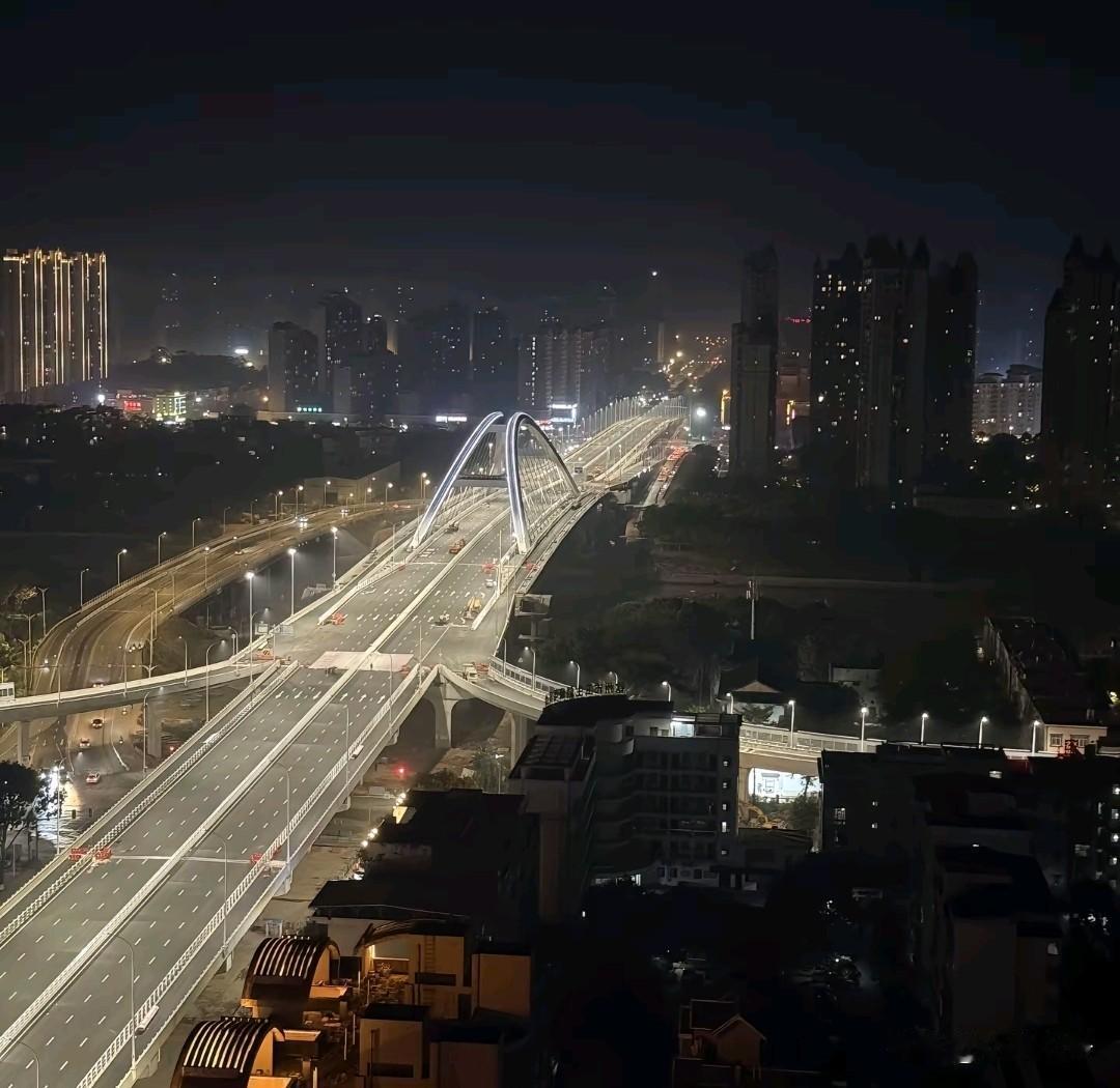 钦州终于是有点大城市的样子了！得益于平陆运河穿城而过，钦州多条大桥被拆除重建！