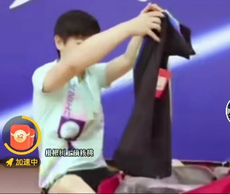 好心的网友。又发现了莎莎的一个小黑料。[捂脸哭]莎莎不会叠衣服，她背包里的衣服