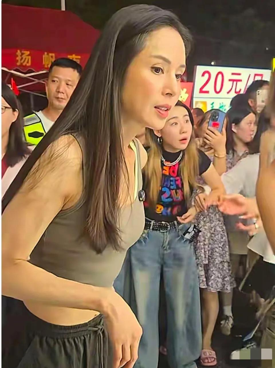 长发飘飘的李若彤现身长沙夜市：虽然59岁了，但身材依旧玲珑有致，腰肢纤袅，体态轻