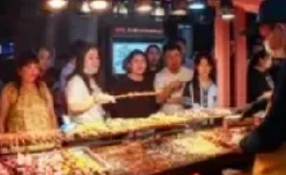 沈阳夜市18位男子吃了180串炸串，喝光5瓶白酒，结账时老板追出去哭。在沈